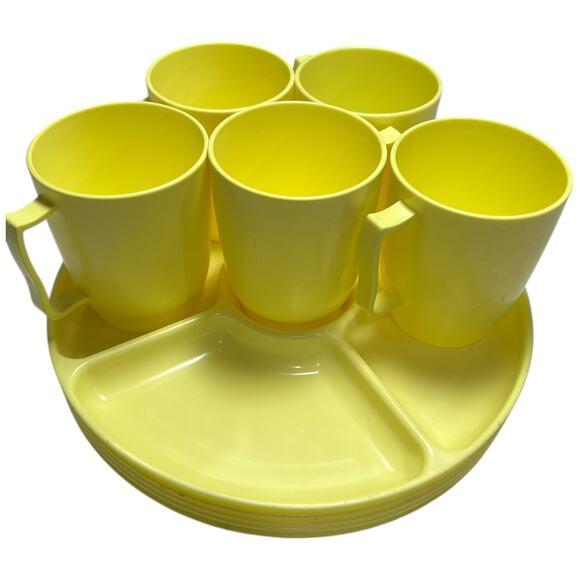 Vintage Hawkeye Yellow Divided Plates Mugs Picnic Set Burlington - Picture 5 of 16